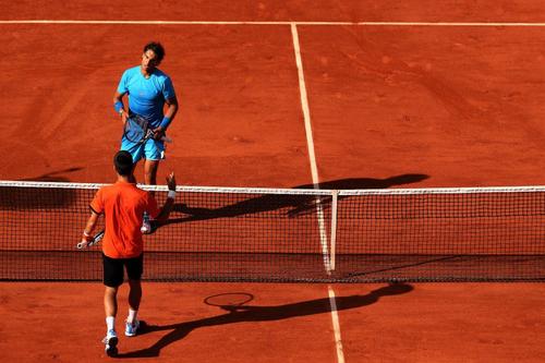Novak Djokovic și Rafael Nadal la finalul meciului de la Roland Garros 2015 Foto Guliver/GettyImages