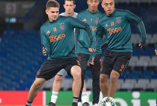 Răzvan Marin ar putea pelca de la Ajax // FOTO: https://www.facebook.com/rmarin18official/