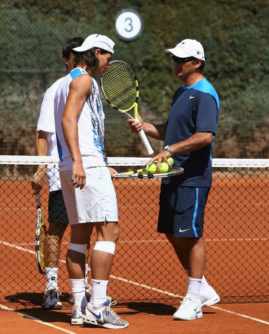 O imagine din 2008, de la Barcelona, cu antrenorul și jucătorul, Rafa având atunci 22 de ani Foto Guliver/GettyImages Rafael Nadal, așa cum nu-l știai » Unchiul Toni dezvăluie cele mai bine păstrate secrete ale spaniolului