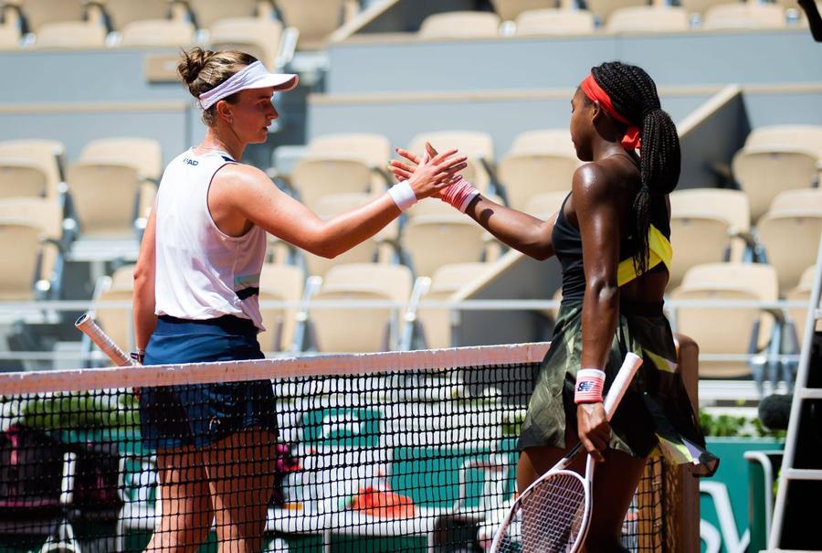 Barbora Krejcikova a reușit să o elimine pe americanca Cori Gauff, scor 7-6 (6), 6-3, și s-a calificat în semifinale la Roland Garros Maria Sakkari reușește surpriza turneului la Roland Garros! Avem cea de-a doua semifinală la Paris