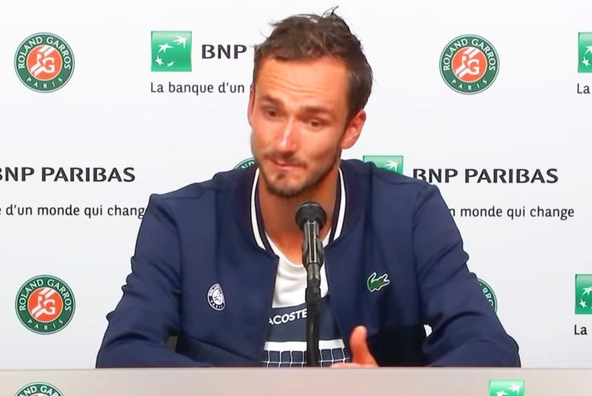 Daniil Medvedev (25 de ani, 2 ATP) a fost eliminat în „sferturile” de la Roland Garros 2021, 3-6, 6-7(3), 5-7, de Stefanos Tsitsipas (22 de ani, 5 ATP). În conferința oficială, rusul a lansat acuze serioase la adresa organizatorilor.