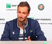 Daniil Medvedev (25 de ani, 2 ATP) a fost eliminat în „sferturile” de la Roland Garros 2021, 3-6, 6-7(3), 5-7, de Stefanos Tsitsipas (22 de ani, 5 ATP). În conferința oficială, rusul a lansat acuze serioase la adresa organizatorilor.