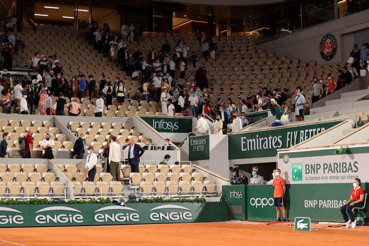 Djokovic e în semifinale la Roland Garros, după un meci bizar » Fanii au întrerupt partida dintr-un motiv incredibil