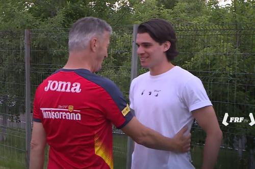 Ianis Hagi (23 de ani) a făcut o vizită în cantonamentul „tricolorilor” de la Mogoșoaia. Mijlocașul lui Rangers a purtat o discuție de câteva minute cu selecționerul Edi Iordănescu (43 de ani).