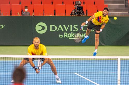 Horia Tecău, aici alături de Marius Copil, în partida de dublu contra adversarilor din Peru, toamna trecută, la Cluj-Napoca FOTO Raed Krishan
