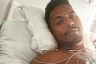 Eric, imagine de pe patul de spital: „Și aici port banderola... dar nu de căpitan. Sunteți cei mai tari!”