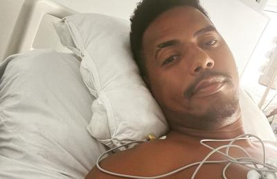 Eric, imagine de pe patul de spital: „Și aici port banderola... dar nu de căpitan. Sunteți cei mai tari!”