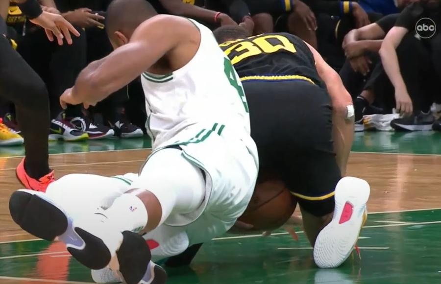 Momentul în care Horford cade pe picorul stâng al lui Curry Pas uriaș spre titlu! Boston Celtics profită de slăbiciunile lui Golden State Warriors și revine în avantaj în finala NBA