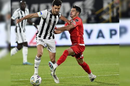 Valentin Gheorghe, în dreapta, la Umraniyespor // foto: Imago Images