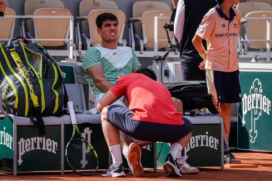 Carlos Alcarza primind îngrijiri medicale Foto Imago Novak Djokovic, aproape de istorie acolo unde i-a fost cel mai greu să câștige » Istoria crampelor și fair-play-ul lui Carlos Alcaraz