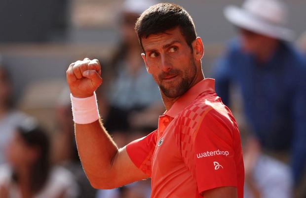Djokovic trece de un Alcaraz accidentat și e față în față cu istoria » Duminică luptă pentru supremație în tenisul masculin
