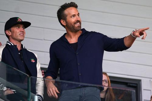 Rob McElhenney, stânga, și Ryan Reynolds, dreapta/ foto Imago Images