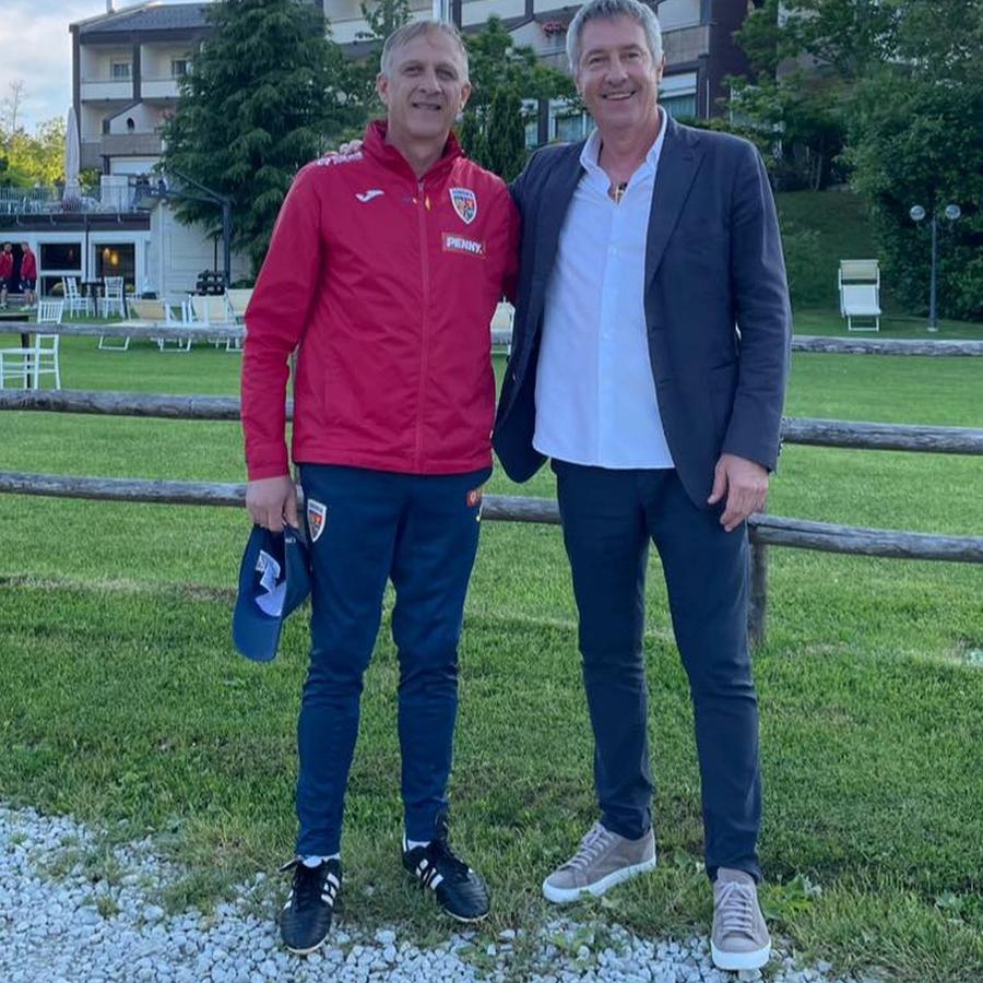 Emil Săndoi și Cristiano Bergodi/ foto: Facebook @Echipa națională de fotbal a României Surpriză pentru naționala de tineret » Un antrenor italian i-a vizitat pe elevii lui Săndoi