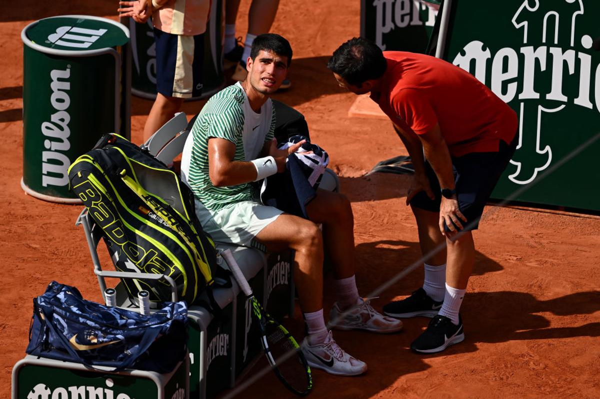 Momente de confuzie în semifinala Alcaraz - Djokovic » Spectatorii au huiduit decizia! De ce a pierdut spaniolul un game, imediat după accidentare: ce prevede regulamentul