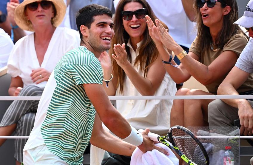 Novak Djokovic (36 de ani, 3 ATP) a trecut de un Carlos Alcaraz (20 de ani, 1 ATP) accidentat, scor 6-3, 5-7, 6-1, 6-1 și s-a calificat în finala Roland Garros 2023. Ibericul a reușit un punct senzațional în actul inaugural.