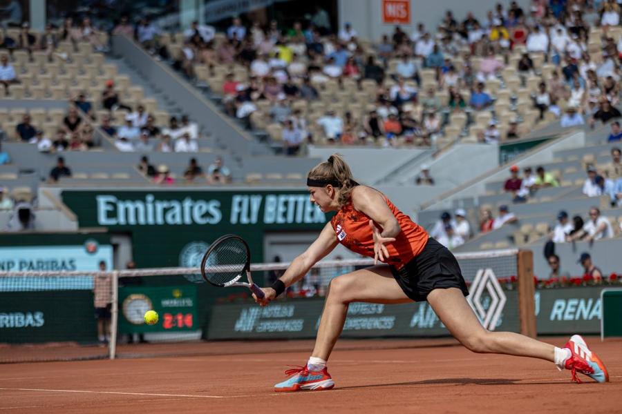 Finala feminină promite dârzenie și spectacol » Își păstrează Iga Swiatek titlul sau triumfă varietatea Karolinei Muchova?