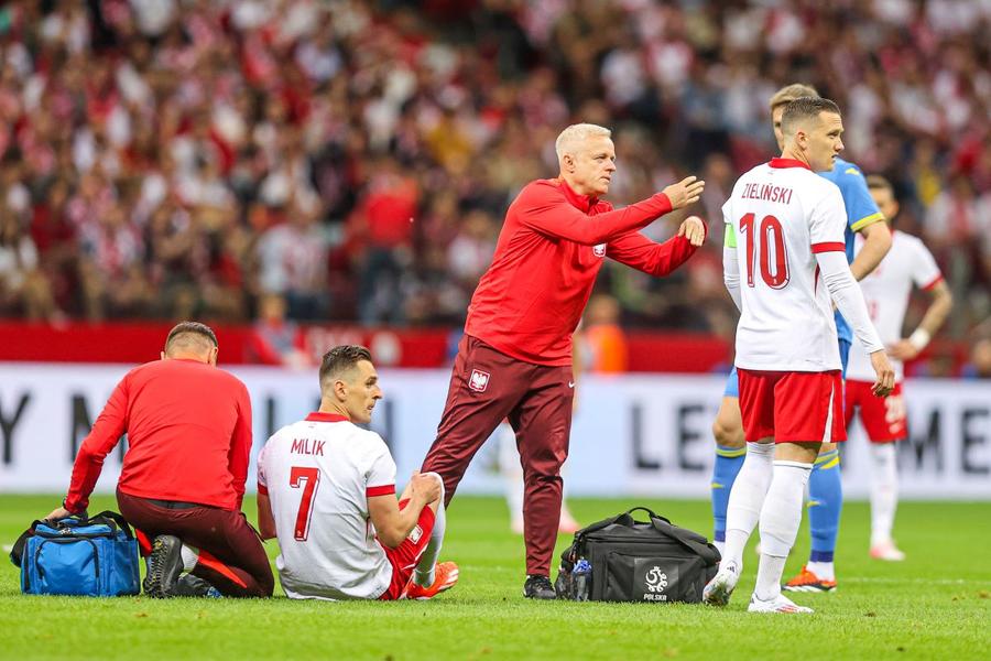 Cei din stafful medical al naționalei Poloniei fac semn spre banca de rezerve pentru schimbarea lui Arkadiusz Milik / Foto: Imago Cât ghinion! Atacantul care ratează al doilea Euro din cauza accidentărilor!