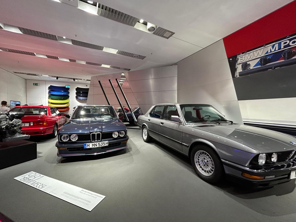 Am vizitat muzeul BMW » „Altar” pentru Elvis Presley, mașina „Regelui” la loc de cinste + Sute de opere de artă și putere turbo