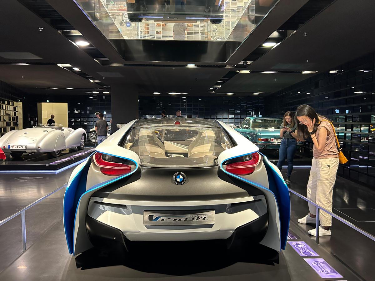 Am vizitat muzeul BMW » „Altar” pentru Elvis Presley, mașina „Regelui” la loc de cinste + Sute de opere de artă și putere turbo