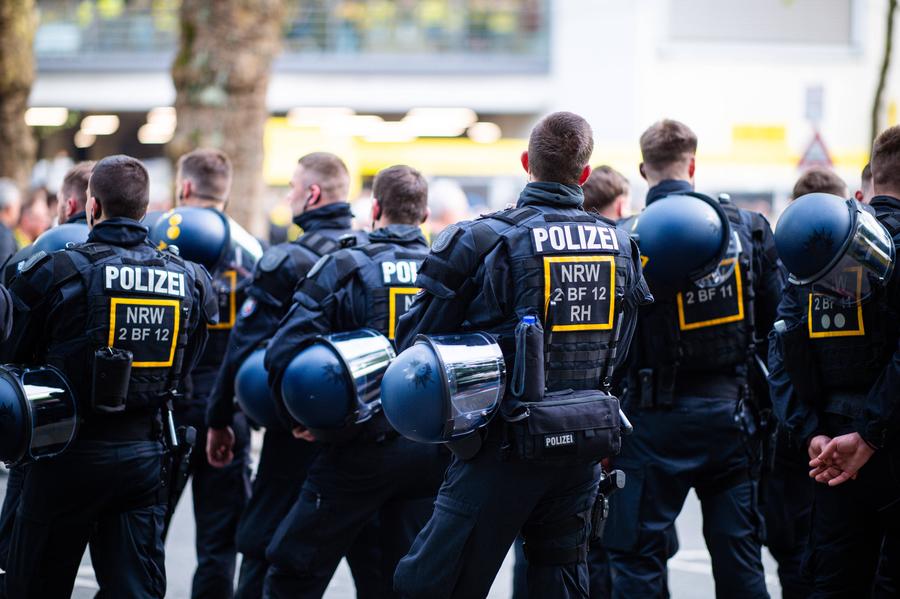 Pe timpul Euro 2024 au fost detașați mii de polițiști din întreaga Germanie Toate INFORMAȚIILE de care ai nevoie dacă vii cu mașina în Germania, la Euro 2024 » Ghidul complet: reguli stricte, poliție peste tot și amenzi uriașe