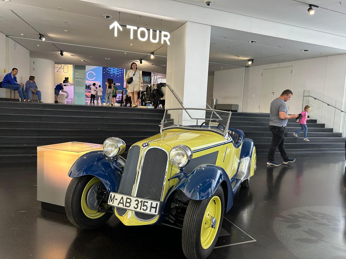 Am vizitat muzeul BMW » „Altar” pentru Elvis Presley, mașina „Regelui” la loc de cinste + Sute de opere de artă și putere turbo