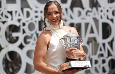 Iga Swiatek, cvadruplă campioană la Roland Garros, fotografii speciale cu trofeul