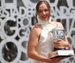 Iga Swiatek cu trofeul de la Roland Garros în 2024 Foto: Imago