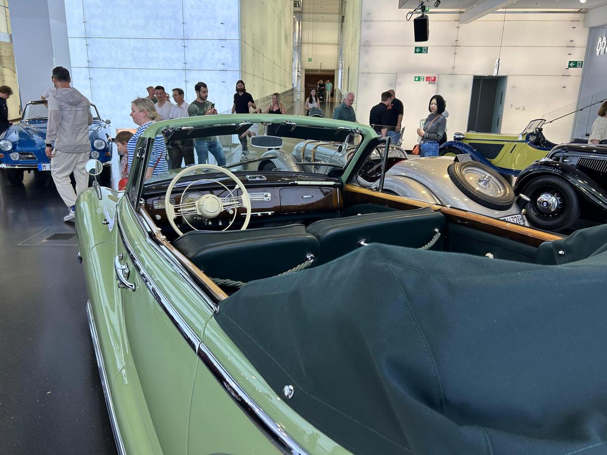 Am vizitat muzeul BMW » „Altar” pentru Elvis Presley, mașina „Regelui” la loc de cinste + Sute de opere de artă și putere turbo