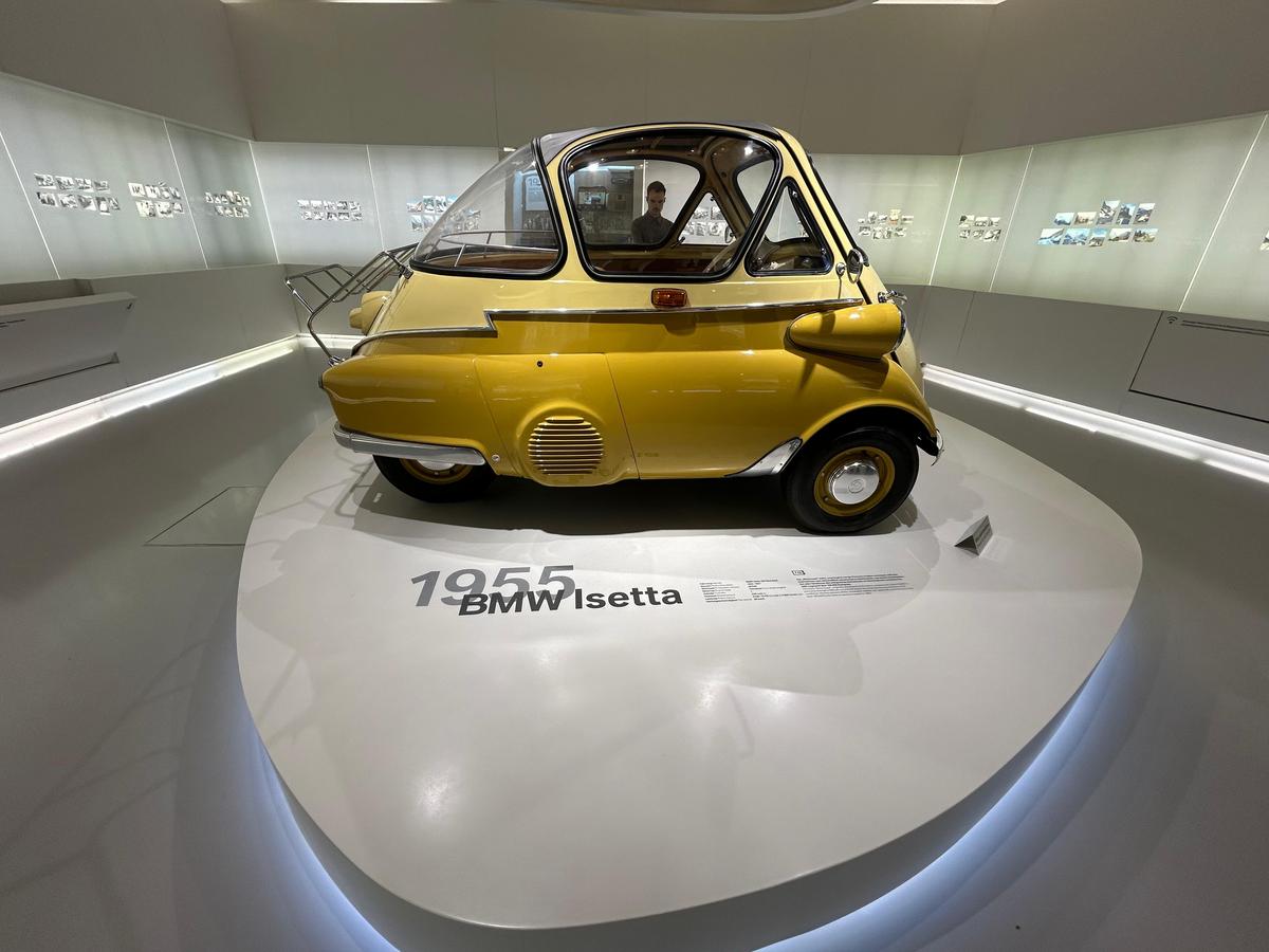 Am vizitat muzeul BMW » „Altar” pentru Elvis Presley, mașina „Regelui” la loc de cinste + Sute de opere de artă și putere turbo