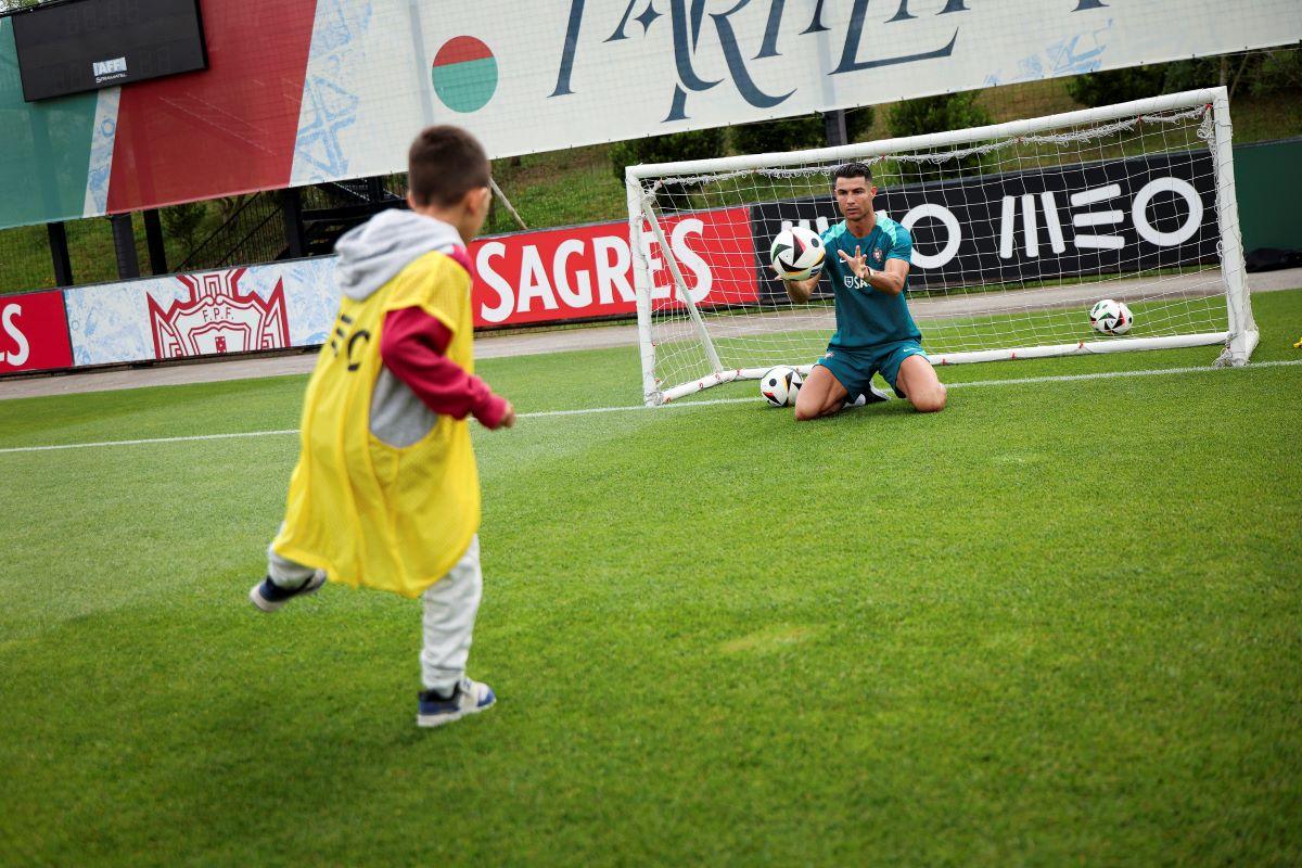Cristiano Ronaldo se pregătește de Euro 2024 în mijlocul copiilor în cantonamentul naționalei