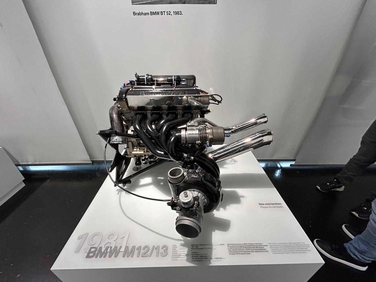 Am vizitat muzeul BMW » „Altar” pentru Elvis Presley, mașina „Regelui” la loc de cinste + Sute de opere de artă și putere turbo