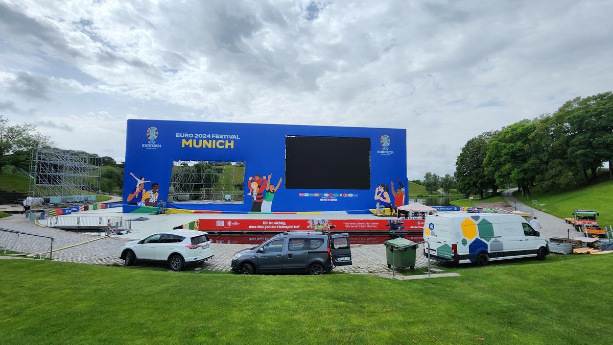 „Ieri” Cruyff și Beckenbauer, astăzi AC/DC » Până la Euro, legendarul Stadion Olimpic din Munchen trăiește rock 'n' roll. „Dumbledore” le-a urat noroc ”tricolorilor”