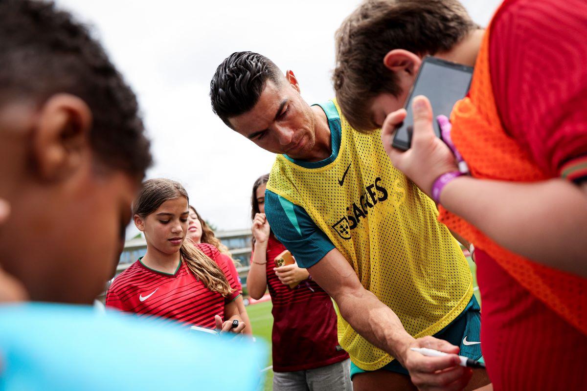 Cristiano Ronaldo se pregătește de Euro 2024 în mijlocul copiilor în cantonamentul naționalei