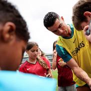 Cristiano Ronaldo le-a dat copiilor autografe / Foto: X Cristiano Ronaldo