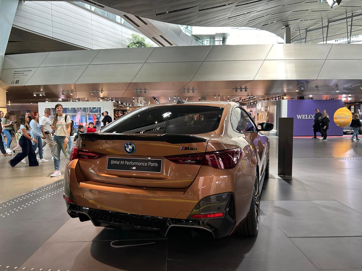 Am vizitat muzeul BMW » „Altar” pentru Elvis Presley, mașina „Regelui” la loc de cinste + Sute de opere de artă și putere turbo