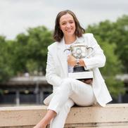 Iga Swiatek cu trofeul de la Roland Garros în 2022 Foto: Imago