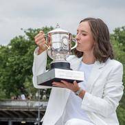 Iga Swiatek cu trofeul de la Roland Garros în 2022 Foto: Imago