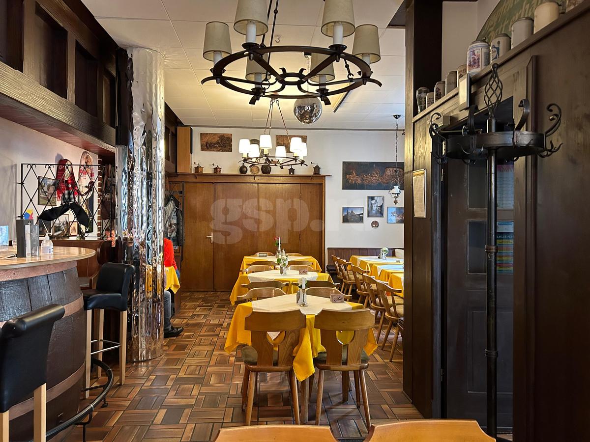 „Hai la românul ăla să mâncăm!” » Bunătăți în restaurantul din Munchen al unui stelist declarat: „Se consumă la pâine... vai de capul meu!” + Cât costă o porție de 5 mititei