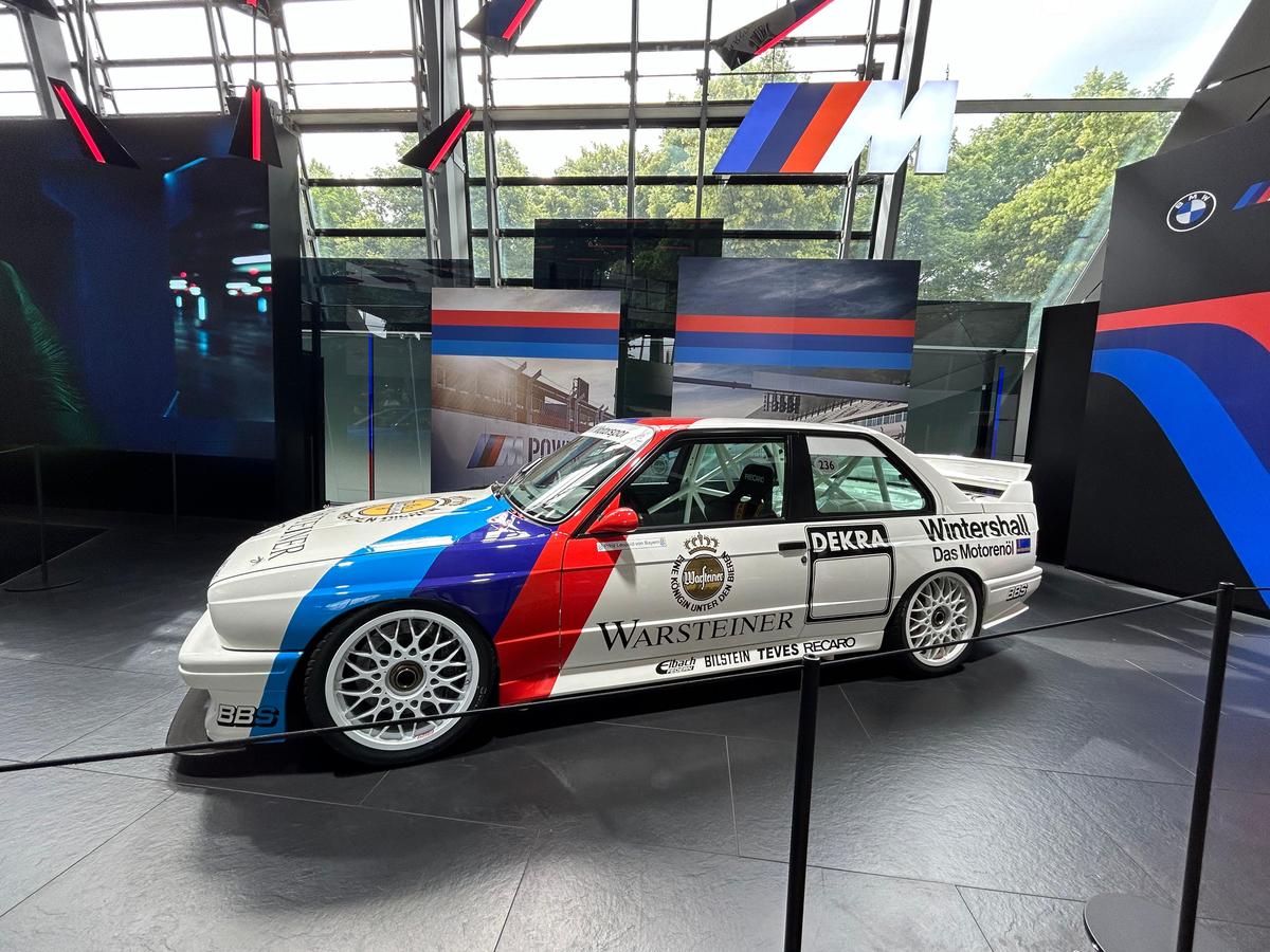 Am vizitat muzeul BMW » „Altar” pentru Elvis Presley, mașina „Regelui” la loc de cinste + Sute de opere de artă și putere turbo