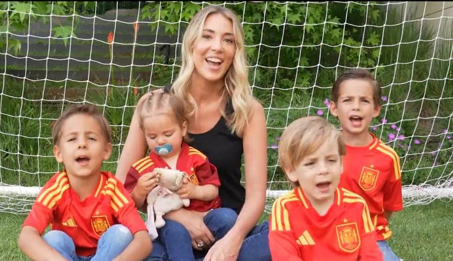 Alice Campello, soția lui Alvaro Morata, alături de copiii Alessandro, Leonardo, Edoardo și Bella, bucurându-se că atacantul lui Atletico merge la Euro 2024 / Foto: RFEF Anunțul emoționant al lotului oficial pentru Euro 2024. Ideea genială avută: o legendă a tenisuluI mondial aleasă ca voce a prezentatorului și imagini de colecție!