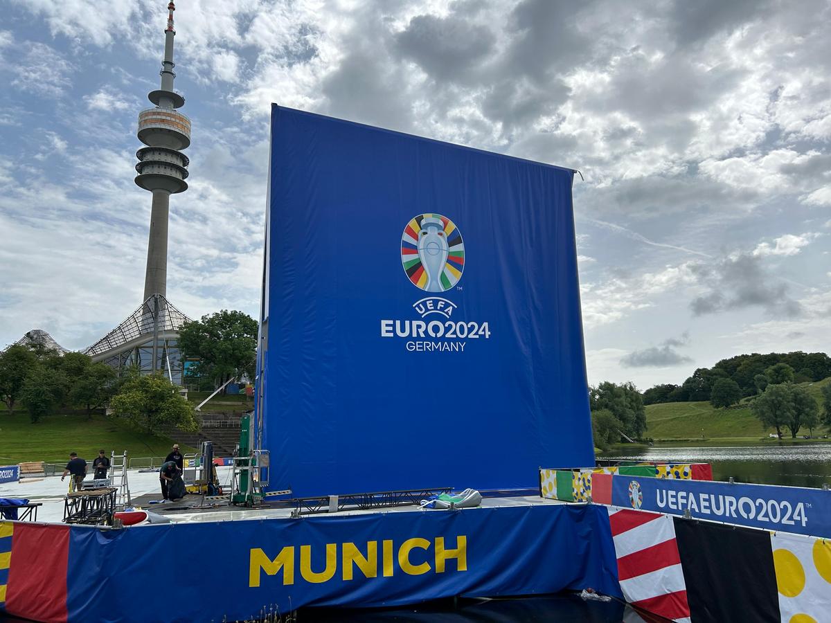 „Ieri” Cruyff și Beckenbauer, astăzi AC/DC » Până la Euro, legendarul Stadion Olimpic din Munchen trăiește rock 'n' roll. „Dumbledore” le-a urat noroc ”tricolorilor”