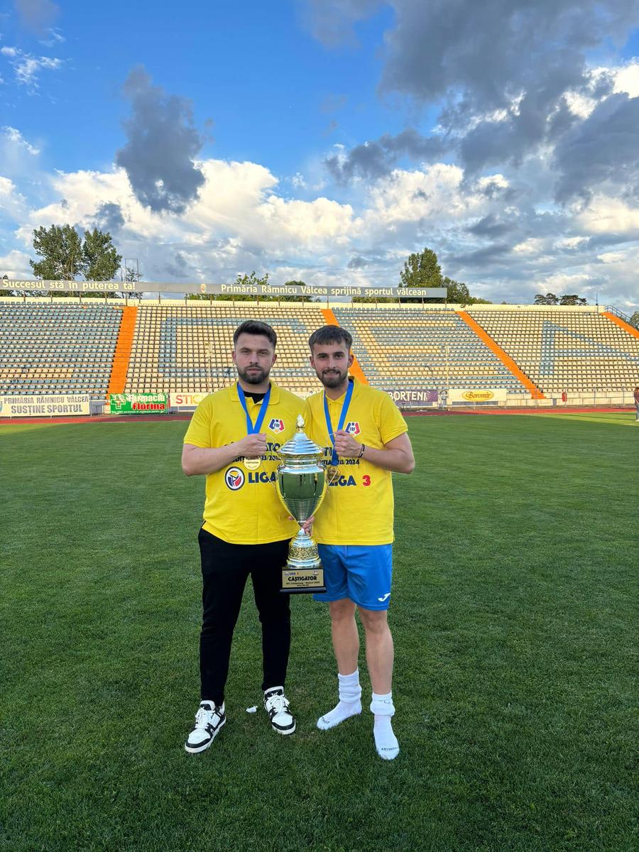 Costin Ghiță (n.r. în stânga), după ce Muscelul Câmpulung a promovat în Liga a 2-a La doar 25 de ani, a devenit cel mai tânăr președinte de club din primele două ligi ale României: „Mi-am fixat un obiectiv realist”