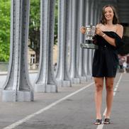 Iga Swiatek cu trofeul de la Roland Garros în 2023 Foto: Imago