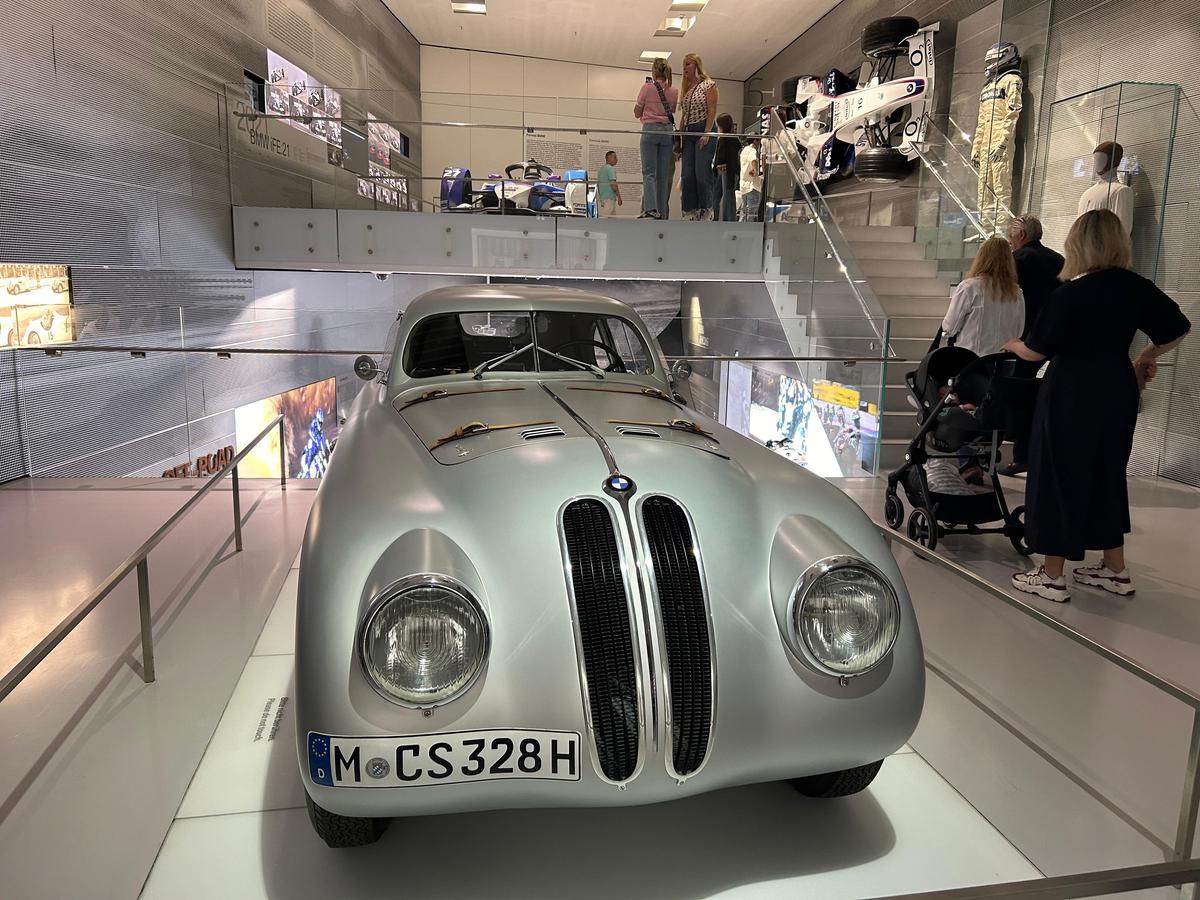Am vizitat muzeul BMW » „Altar” pentru Elvis Presley, mașina „Regelui” la loc de cinste + Sute de opere de artă și putere turbo