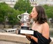 Iga Swiatek cu trofeul de la Roland Garros în 2023 Foto: Imago