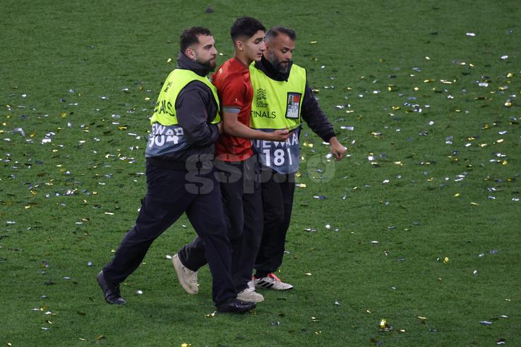 Un adolescent a intrat pe teren la finalul meciului FOTO: Ionuţ Iordache (GSP)