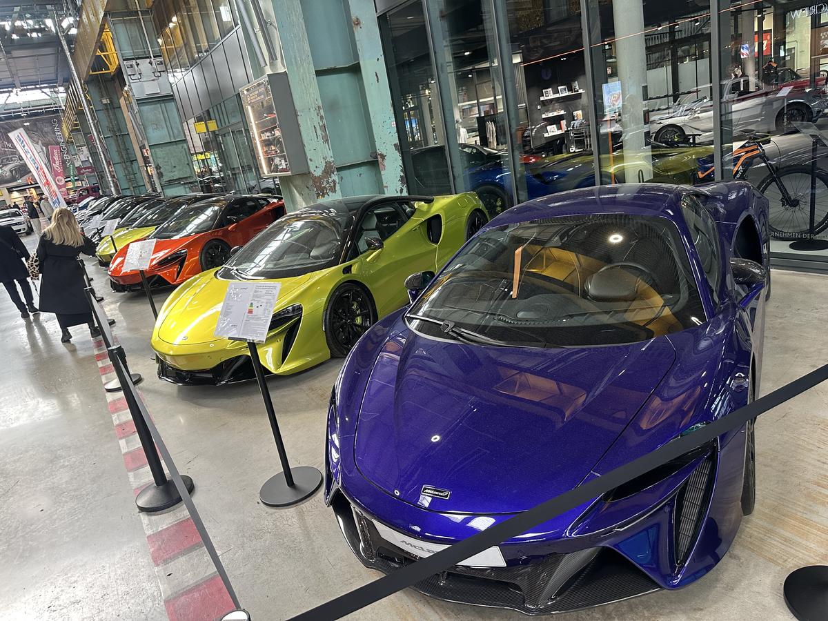 Colecția care l-ar face invidios și pe Ion Țiriac » Mașini de sute de milioane de euro expuse într-un centru cât 10 terenuri de fotbal!