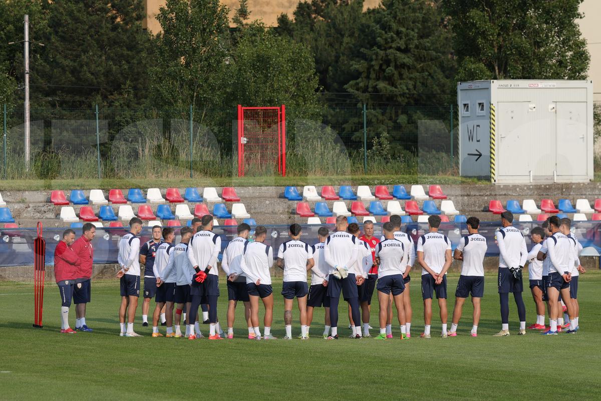 România U21 s-a antrenat pe un stadion de „județeană”, unde accesul se face printr-un bar + Gestul de suflet al „tricolorilor”