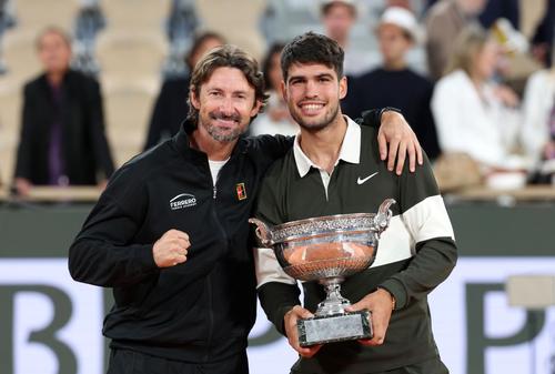 Juan Carlos Ferrero (stânga) și Carlos Alcaraz cu trofeul Roland Garros 2025 Foto: Guliver/GettyImages