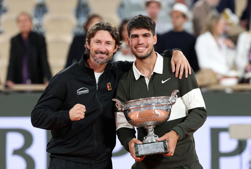 Juan Carlos Ferrero (stânga) și Carlos Alcaraz cu trofeul Roland Garros 2025 Foto: Guliver/GettyImages